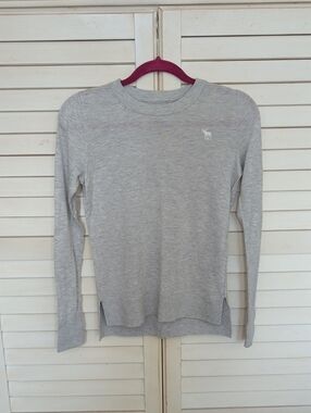 Soft Grey Abercrombie And Fitch Lightweight Sweater Size XS
